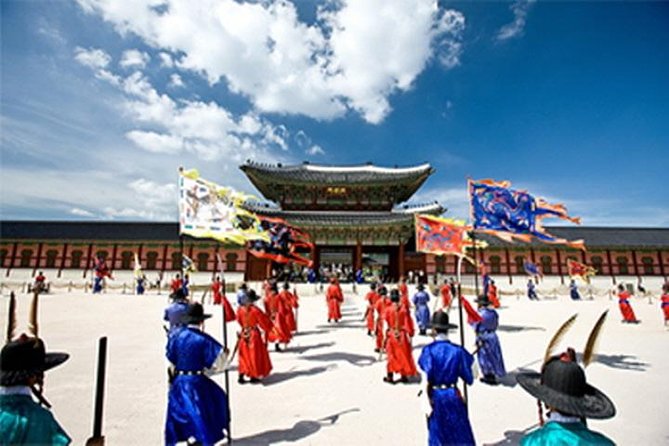 3D Private Seoul Highlight tours with DMZ & Korean Folk Village - Suwon and the Korean Folk Village on a slower historical day