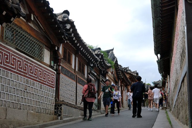 8 Hours Private tour with top attractions in Seoul - Myeongdong, Seoul’s energetic shopping finish