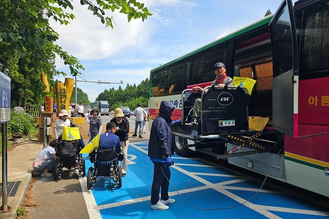 A wheelchair-friendly trip west of Jeju - Hallim Park and the Cave Access Question