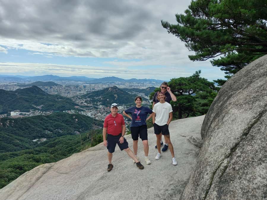 Bukhansan mountain hiking tour - 6 hours - The first 90 minutes: climbing from Gugi National Park office