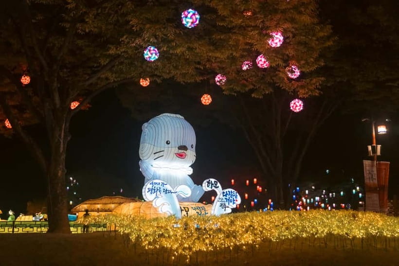 Busan: Autumn Jinju Namgang Lantern Festival & Pink Muhly - Entering Jinjuseong Fortress at festival time