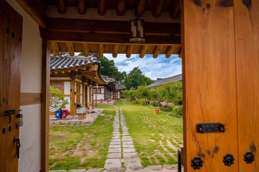 Busan: Gyeongju Guided Day Trip to Three Kingdoms Capital - Seokguram Grotto or the Three Kingdoms route