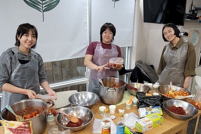 Busan Kkakdugi(Korean radish Kimchi) class with various options - Starting with the radish