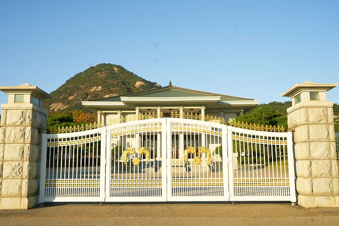(Closed) Korea’s White House Walking Tour Blue House - The main Blue House and its blue roof
