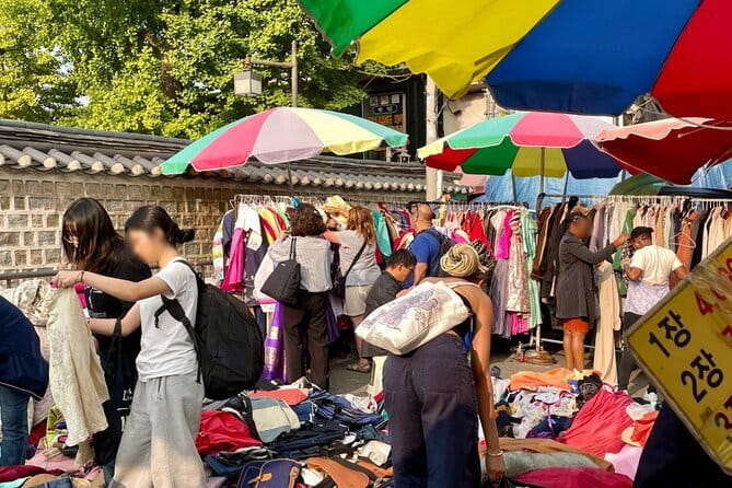 Contemporary & Retro Seoul Private Tour with Local Food Tasting - Hunting for bargains at Dongmyo Flea Market