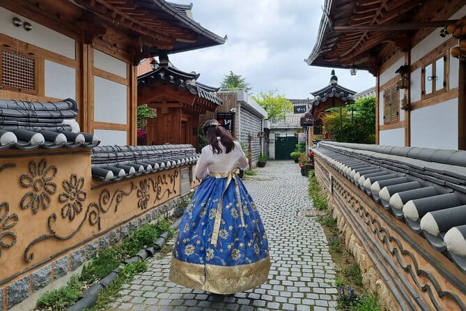 Cook and Experience Local Korean Life with Min - Eating lunch and learning Korean table manners