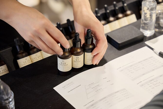 Create Your Own Luxury Niche Perfume in Hongdae - A small group makes the guidance useful