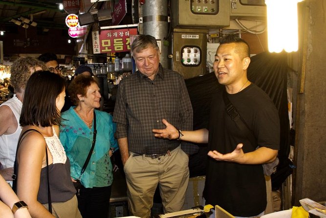 Drinking and Eating through the Alleys of Seoul - Pace, walking, and group comfort