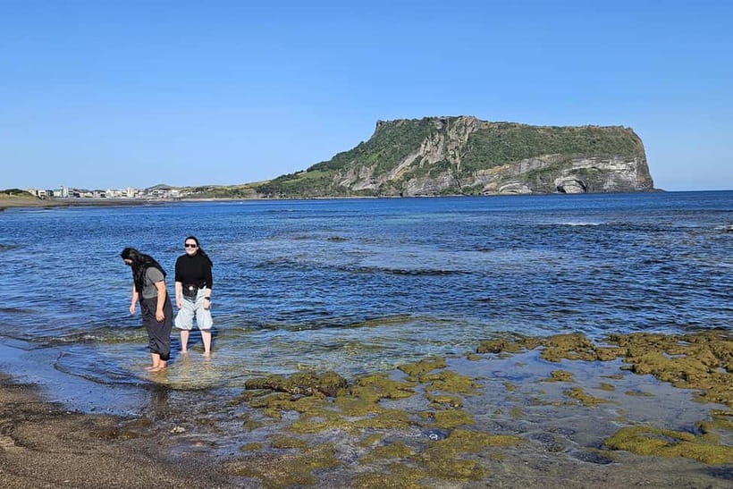 East Jeju: Day Tour with Seongsan Peak & Haenyeo Performance - Hamdeok Beach gives the day room to breathe