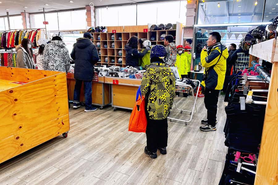 Elysian Ski Day Tour (Ski & Snow Board Full Package) - Eight hours of rides at Elysian Gangchon