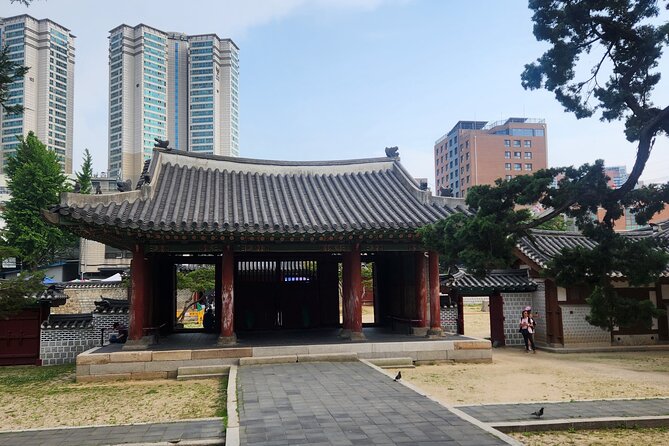 From Dongmyo Market to DDP – Seoul Walking Tour - A quiet pause at Dongmyo Shrine