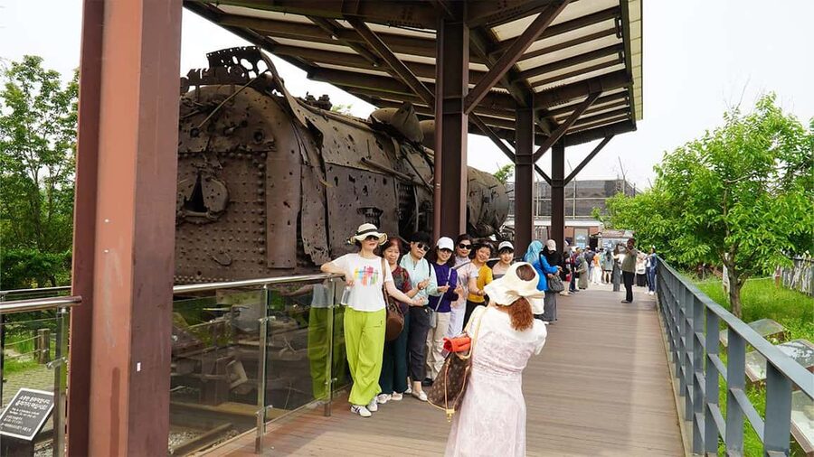 From Seoul: DMZ Tour and North Korea Experience Hall - What the guides add to the day