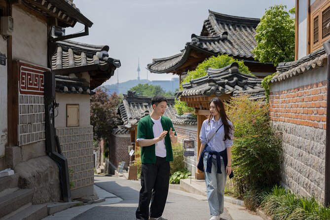 Gwanghwamun Tour l 120 minutes to Understand Local Korean Society - North Korean studies in an unexpected setting