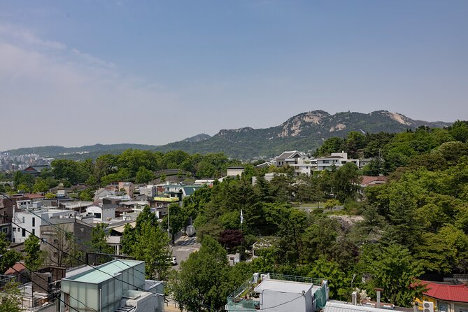 Gwanghwamun Tour l 120 minutes to Understand Local Korean Society - How June teaches Korean society in two hours