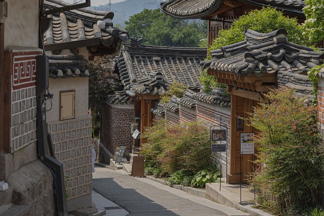 Gwanghwamun Tour l 120 minutes to Understand Local Korean Society - Samcheongdong-gil and the cost of fast development
