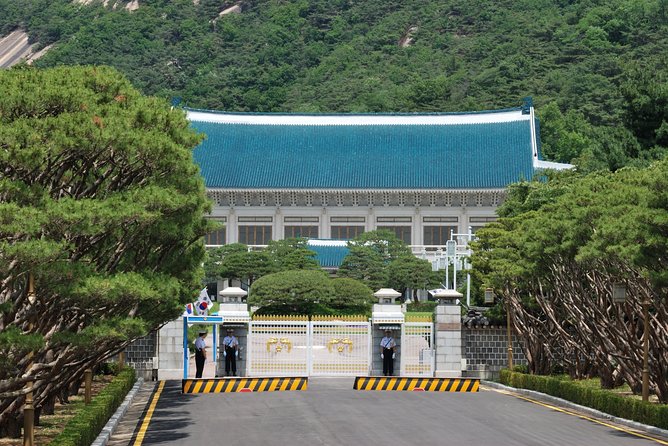 Gyeongbok Palace and Korean Folk Village Tour - Two hours at Korean Folk Village in Yongin