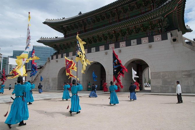 Gyeongbok Palace and Korean Folk Village Tour - The guide makes the difference