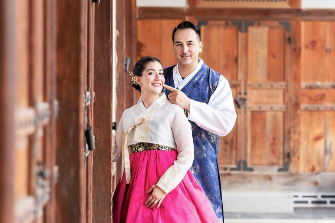 Gyeongbokgung Hanbok Photoshoot - Receiving the 100-plus photos