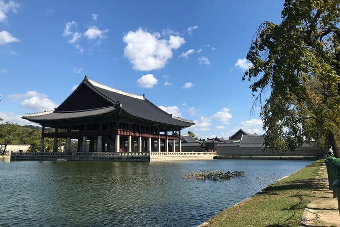Gyeongbokgung Palace & Bukchon Village Walking Tour - Entering Gyeongbokgung, Seoul’s royal starting point