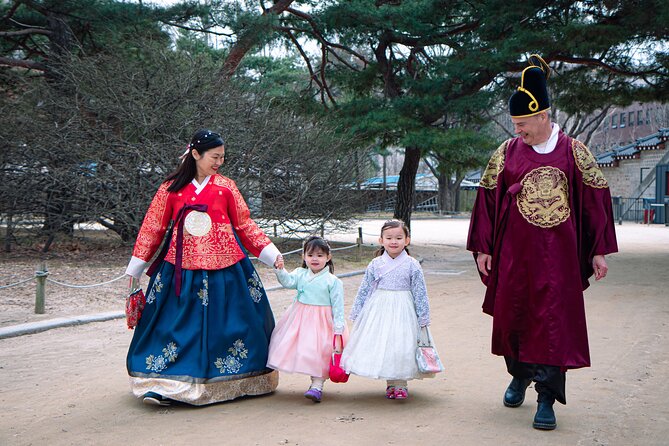 Gyeongbokgung palace family/group private photoshoot - Why a palace photoshoot can be worth your time