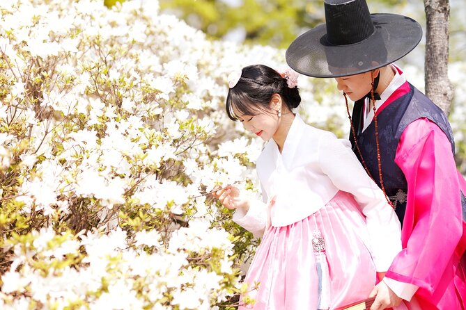 Gyeongbokgung Palace Hanbok Rental Experience in Seoul - Crowds, cleanliness, and service