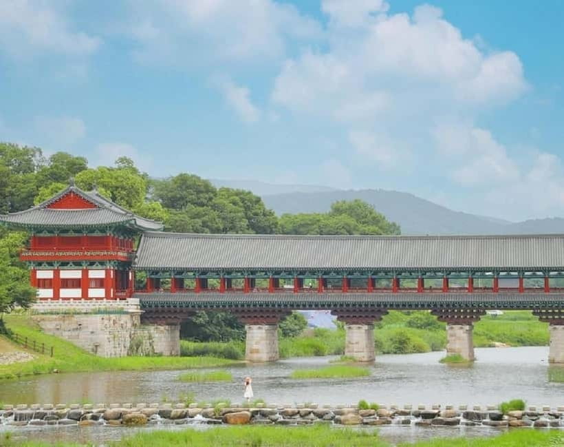 Gyeongju: Private Car Tour with a Licensed Tour Guide - Donggung Palace and Wolji Pond at dusk