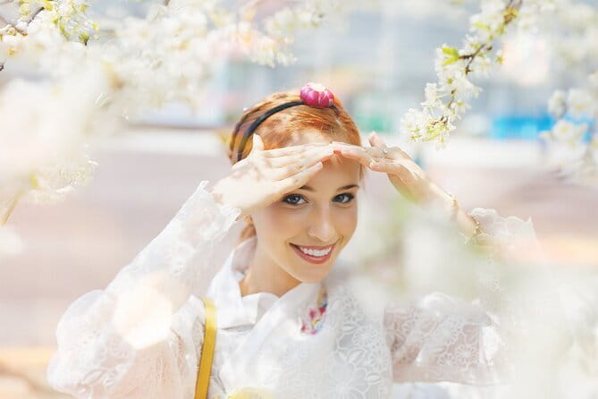 Hanbok Photoshoot and History Tour at Gyeongbokgung Palace - Group size, pose direction, and personal attention