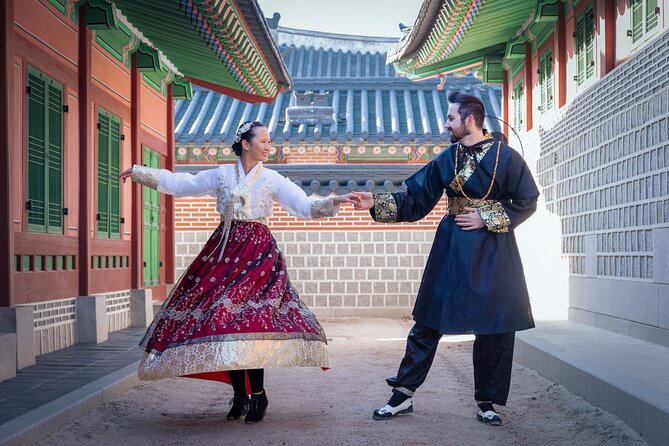 Hanbok Private Photo Tour at Gyeongbokgung Palace - Clothing, makeup, and comfort tips