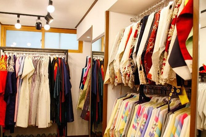 Hanbok rental, hanbok experience - Walking to Gyeongbokgung Palace