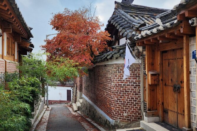 Highlights of Seoul Tour in Seoul: Deoksugung & N Seoul Tower - Bukchon Hanok Village in only 25 minutes