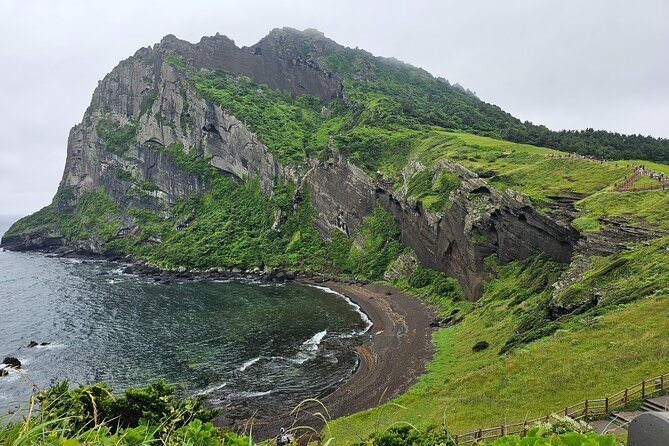 Jeju Day Tour - World Heritage & UNESCO - Cheonjiyeon and Jeongbang: two very different waterfalls
