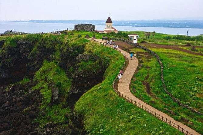 Jeju Eastern Cultural Exploration Day Tour - The haenyeo performance: a brief but memorable tradition