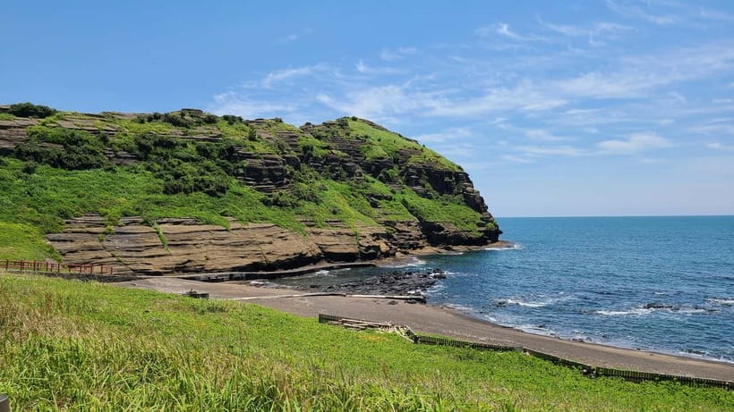 Jeju: Eastern UNESCO Sites Tour with Haenyeo Show - Transport, guides, and the pace of the day
