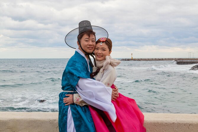 [Jeju] Hanbok Private guide tour & photo session in beautiful Yongduam rock, - Walking to Yongduam Rock
