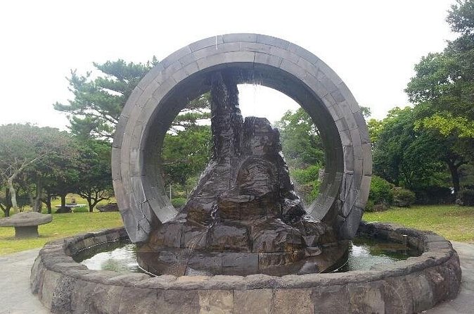 Jeju Island Private Tour-World Natural Heritage & Beautiful Beach - Dongmun Market and the taste of Jeju