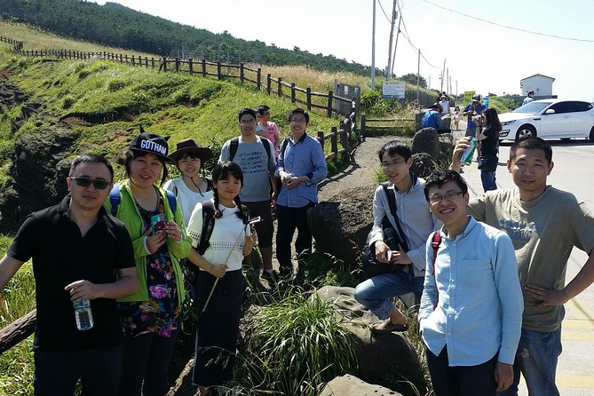 Jeju island: Van tour with a guide who the most loves JEJU - The optional Saryeoni Forest Path