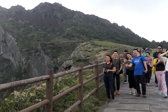 Jeju Private Day Tour- Seongsan Ilchulbong & Haenyeo performance - The 2 p.m. haenyeo performance