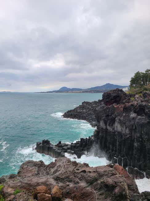 Jeju: Southern Top UNESCO Spots Bus Tour - Dongmun Market is a convenient optional ending
