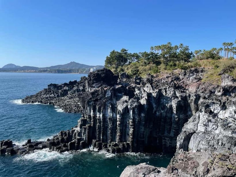 Jeju: Western and Southern Sightseeing Day Tour - Cheonjeyeon Falls and the steps you should expect