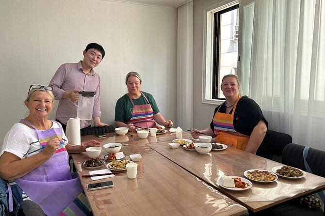 Korea Cooking Class with 3 stars Michelin Chef & Content creators - The 30-Minute Demonstration With a Michelin Chef
