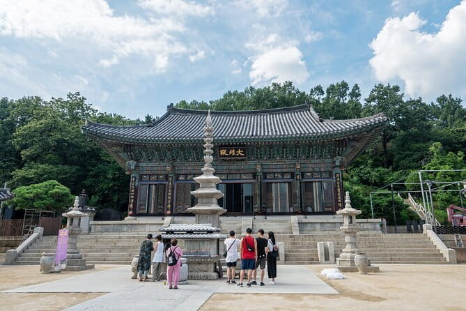 Korea Temple & Starfield Library Gangnam K-BBQ - The Gangnam Style statue and a famous chorus