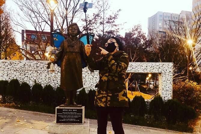 [KoreaByLocal] Authentic Seoul Night Walk and Chicken & Beer - The guides and the tone of the evening