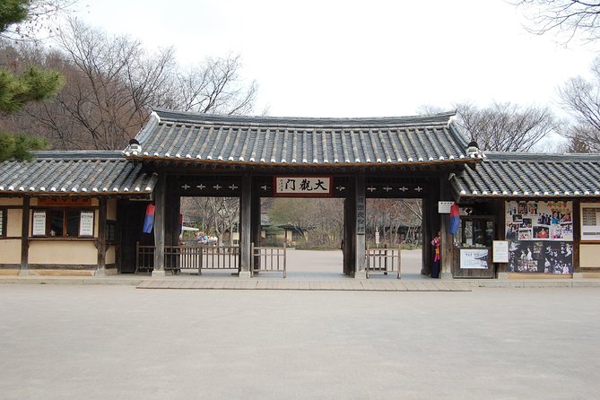 Korean Heritage Tour: Palaces and Villages of Seoul Including Gyeongbokgung Palace - Traditional Korean lunch in the middle of the day