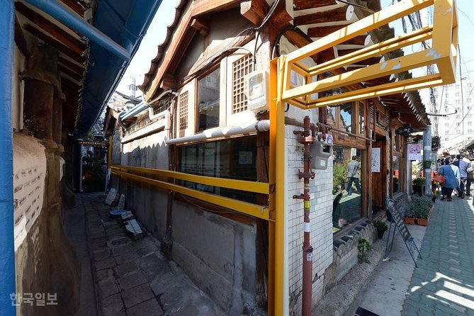 Korean History & Heritage Tour - Insadong, from royal commissions to souvenir hunting