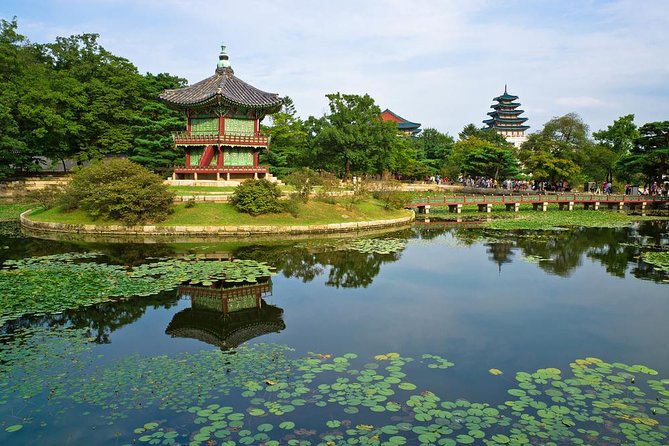 Korean Palace and Temple Tour in Seoul: Gyeongbokgung Palace and Jogyesa Temple - The ginseng center: useful context, awkward shopping