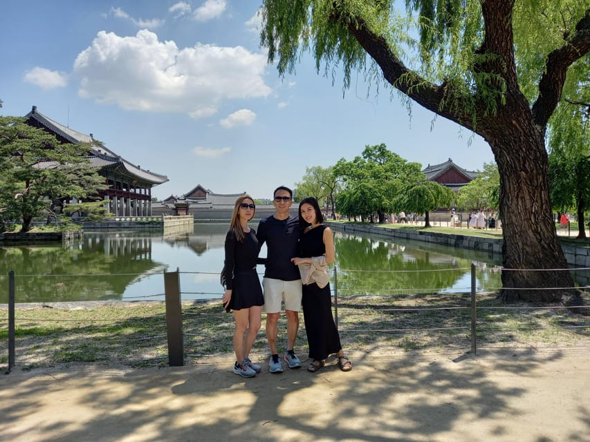 Layover tour to Gyeongbokgung-Folk Museum-Bukchon-Insadong - Bukchon Hanok Village between tradition and the city