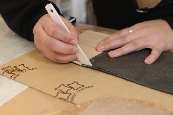 Leather Products Workshop in Seoul - Learning the saddle stitch by hand