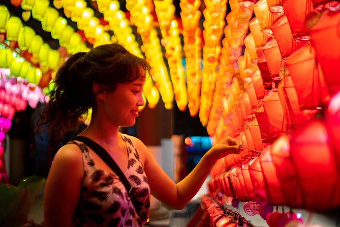 Market Food Tour & Evening E-bike Ride in Seoul - Bukchon’s hanok lanes, including the quieter side