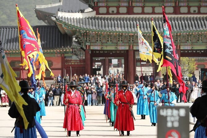 Max Out Seoul: Must Visit City Highlights Panoramic Day Tour - Eating your way through Gwangjang Market