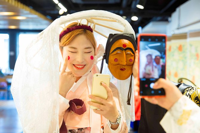 N Seoul Tower Hanbok Rental - Choosing hanbok for couples, families, and groups